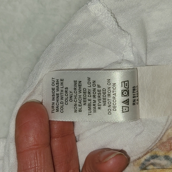 EUC Maurices Geometric Short Sleeve V-Neck Tee - Picture 9 of 9